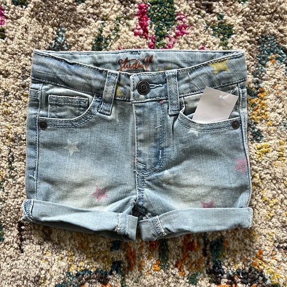 🆕 NWT Studio V Vigoss Kids Light Denim Star Print Jean Shorts Girls Sz 2T - Picture 4 of 10